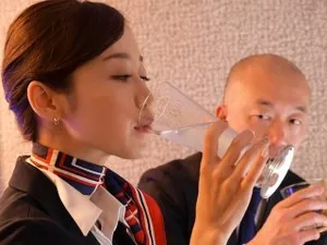 Tài xế quyến rũ đi đến khách sạn một cách e thẹn