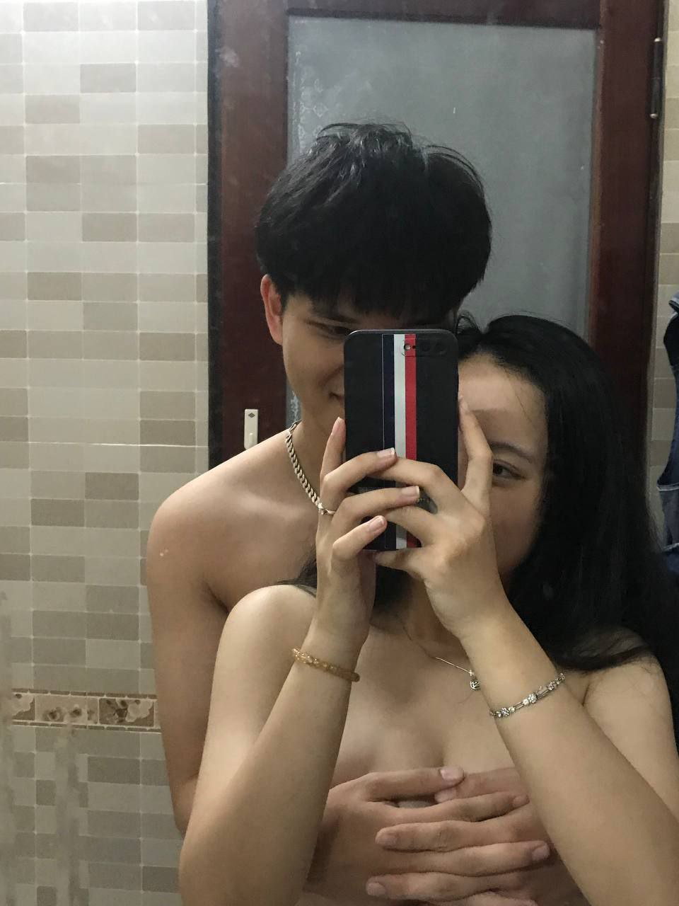 Cô gái xinh đẹp ngực to! Sử dụng ngực lớn để quan hệ bằng miệng! Cặp đôi này vào phòng và quan hệ tình dục. Họ nắm lấy cái của quý và mút nó. Họ giữ chặt cái mông béo và tiến vào từ phía sau. Hai con vú rung chuyển trong tư thế cưỡi ngựa...